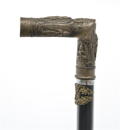 Bastone con presa in metallo argentato a decoro indiano e fregio in metallo...