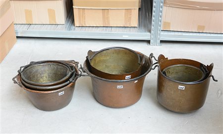 Lotto di nove paioli in rame con manici in ferro (difetti)