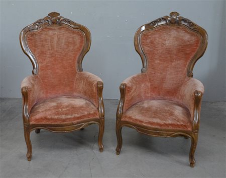 Coppia di poltrone con struttura mossa in noce intagliato e imbottitura...