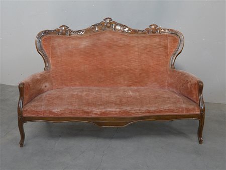 Divano a tre posti con struttura mossa in noce intagliato e imbottitura...