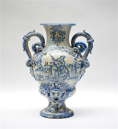 Manifattura italiana, secolo XVIII. Vaso biansato in terraglia decorato in...