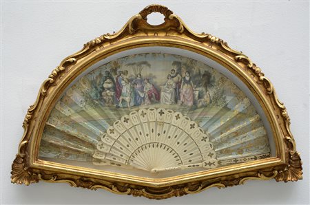 Ventaglio con stecche in avorio e pagina in carta dipinta a scene galanti in...
