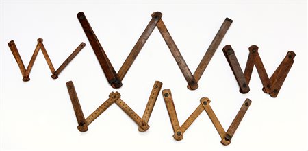 Lotto composto da cinque misure pieghevoli in legno -EN Five wooden folding...