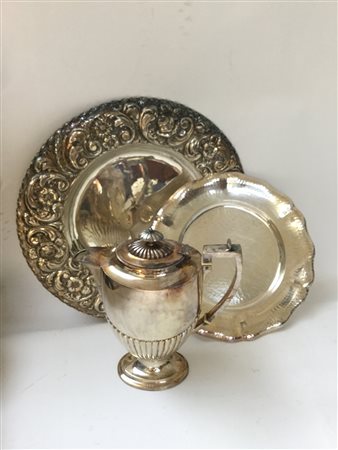 Lotto composto da una caffettiera e due piatti in metallo argentato (difetti)