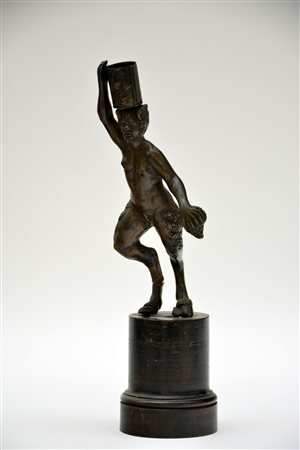 Ignoto "Fauno" antica scultura in bronzo (h. cm 20) Poggiante su base in...