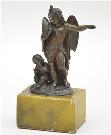 Ignoto "Figura alata e putto" gruppo in bronzo (h. cm 12) Poggiante su base...