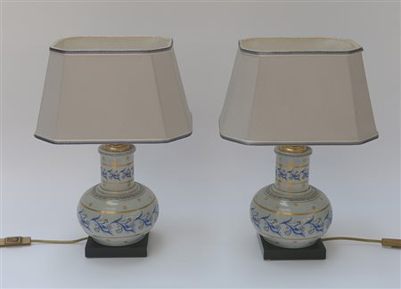 Coppia di abat-jour in ceramica a decoro floreale con paralumi sagomati e...