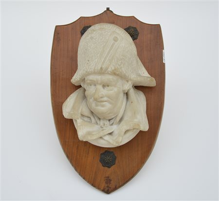 Arte del secolo XIX. Altorilievo in marmo raffigurante figura con cappello...