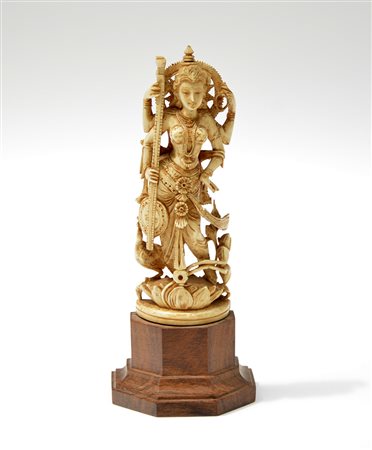 Scultura raffigurante suonatrice in materiale a imitazione dell’avorio, con...