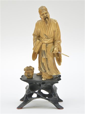 Scultura in materiale a imitazione dell’avorio rafffigurante saggio con barba...