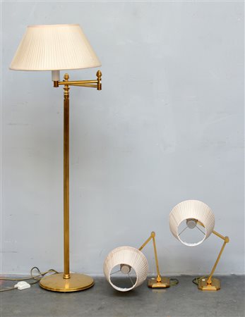 Lotto composto da una piantana e due appliques in ottone con braccia movibili...