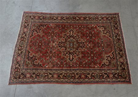 Tappeto Mossul, Persia sec. XX Disegno a medaglione su fondo rosso (cm...