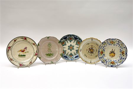 Manifatture diverse, secolo XVII e XVIII. Lotto composto da cinque piatti in...
