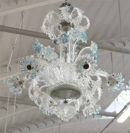 Manifattura di Murano. Lampadario a sei luci in vetro incolore e azzurro,...