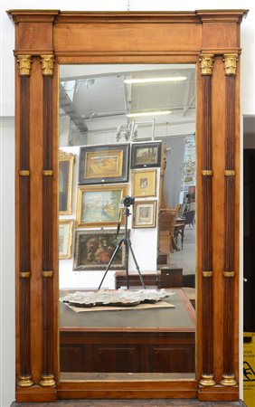 Grande specchiera con cornice in noce decorata con doppie semicolonne...
