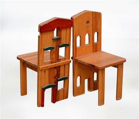 Lotto composto da due sedie da bambino in legno con schienale decorato a...