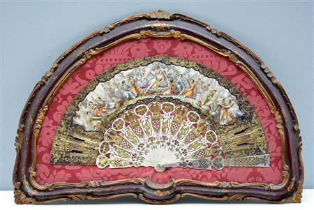 Ventaglio con stecche in avorio traforato decorato a dorature e pagina in...