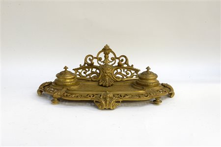 Calamaio in bronzo di forma mossa con fascia traforata. Inizio secolo XX...