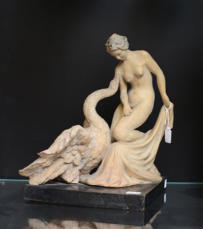 Firma indecifrata "Leda e il cigno" scultura in cotto (h. cm 32) Firmata. Su...