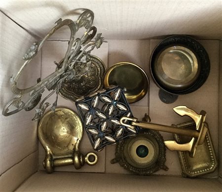 Scatola contenente numerosi oggetti in metallo di differente uso (difetti)