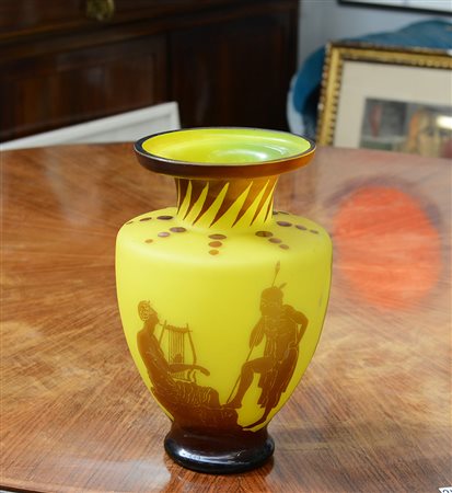 Vaso in vetro cammeo inciso all'acido con figure classiche in bruno su fondo...