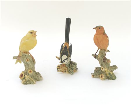 Gruppo di tre uccelli su rami in porcellana dipinta in policromia firmati...