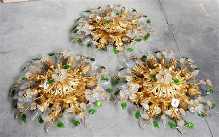 Gruppo di tre plafoniere in metallo dorato con decoro a foglie a applicazioni...