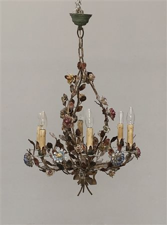 Lampadarietto a sei luci in ferro battuto e laccato a rami di rose con fiori...