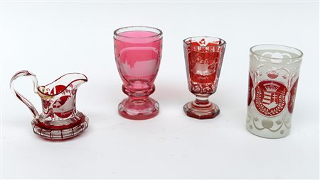 Manifattura di Boemia. Gruppo di tre bicchieri e una piccola brocca in vetro...