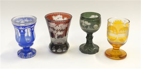 Manifattura di Boemia. Gruppo di quattro bicchieri in vetro (difetti)