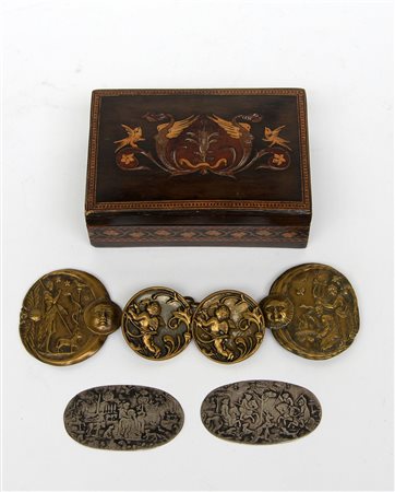 Scatola contenente numerose fibbie e fregi in materiali diversi (difetti)