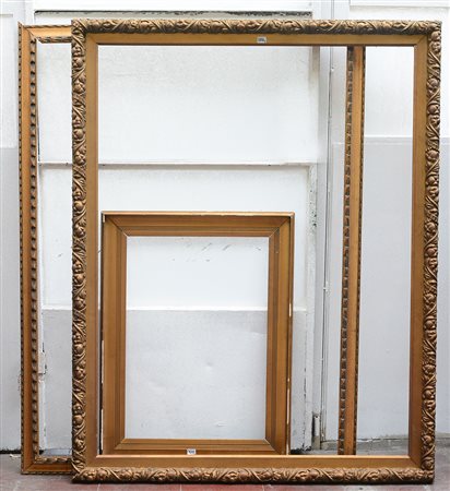 Lotto composto da tre cornici rettangolari di misure diverse (difetti)