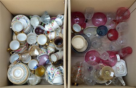 Lotto composto da numerosi oggetti in vetro e ceramica di diverso uso e...