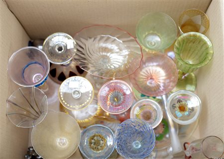 Lotto composto da numerosi bicchieri e coppe in vetro soffiato di manifatture...