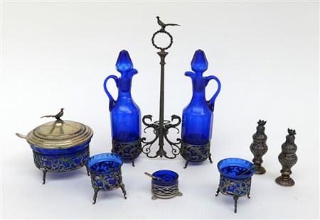 Lotto composto da un servizio da tavola in vetro blu con ghiere in metallo...