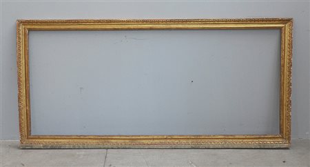 Grande cornice in legno intagliato e dorato (cm 184x78) (difetti)