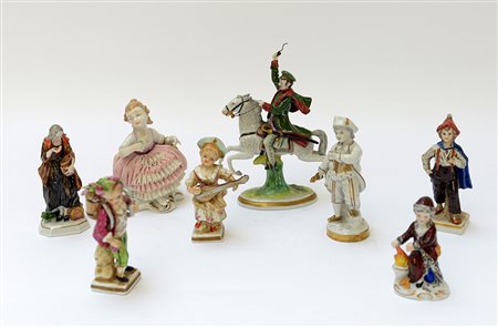 Gruppo di otto sculturine in porcellana policroma di soggetto e manifatture...