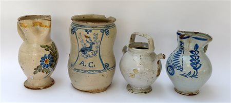 Lotto composto da tre versatoi e un albarello in maiolica e terraglia...