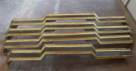 Gruppo di quattro mantovane di forma sagomata in legno laccato e dorato,...