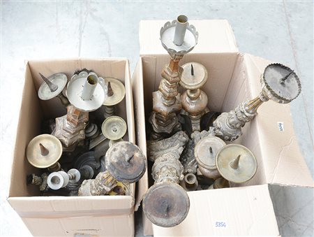 Due cartoni contenenti candelieri in legno e bronzo di diversa epoca e decoro...