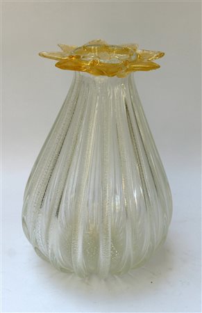 Vaso in vetro soffiato costolato con inclusione di polvere d'argento e d'oro....