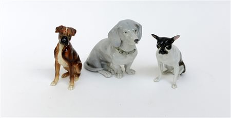 Manifatture diverse. Tre statuette in porcellana raffiguranti cani (difetti)