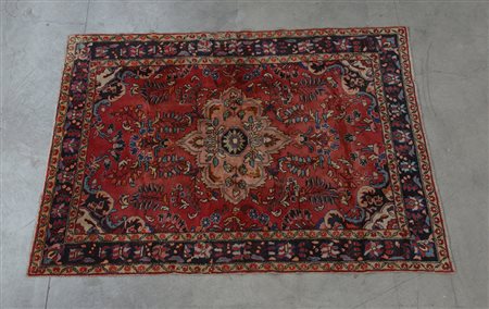 Tappeto Hamadan, Persia sec. XX Disegno a medaglione beige su fondo rosso (cm...