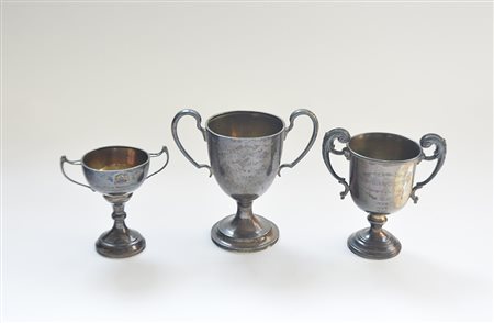 Lotto di tre coppe sportive biansate in argento con iscrizioni. Inghilterra...