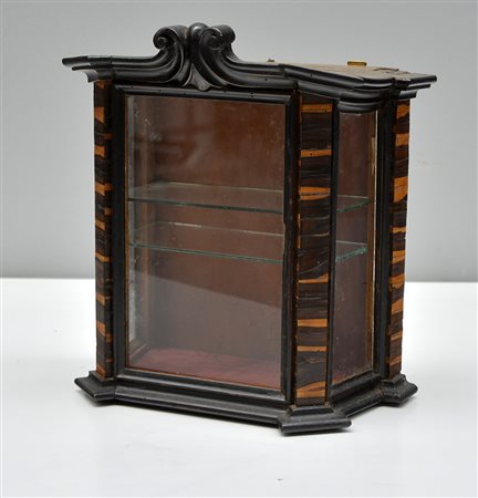 Piccola teca in legno con cimasa intagliata a volute. Secolo XIX (cm...