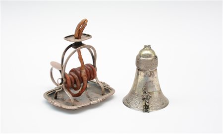 Lotto composto da un campanello e una stoppiniera in argento (gr. lordi 350)...