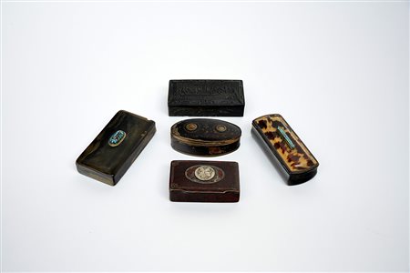 Lotto composto da cinque tabacchiere del secolo XIX in materiali diversi...