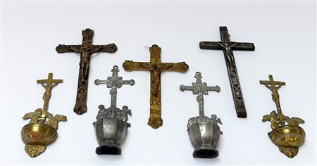 Lotto composto da sette tra acquasantiere e crocifissi di diversa epoca...