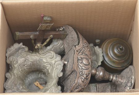 Cartone contenente numerosi oggetti di uso religioso in materiale diverso...