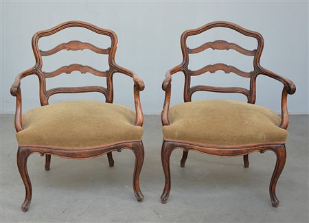 Coppia di poltroncine con schienale a giorno braccioli e montanti sagomati....